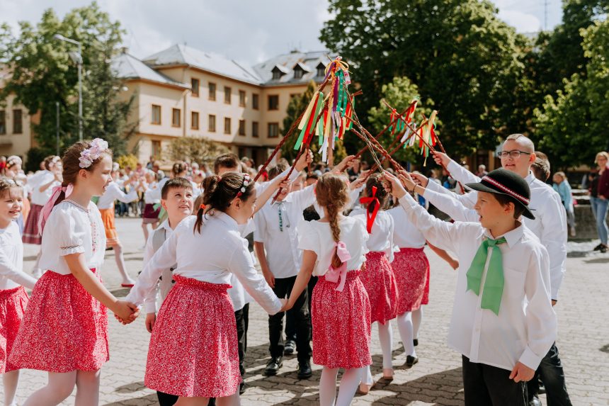 Moldavskí študenti postavili máj