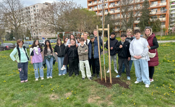 SADENIE STROMČEKOV A SKRÁŠĽOVANIE OKOLIA SO ŽIAKMI ZŠ SEVERNÁ 15.4.2026